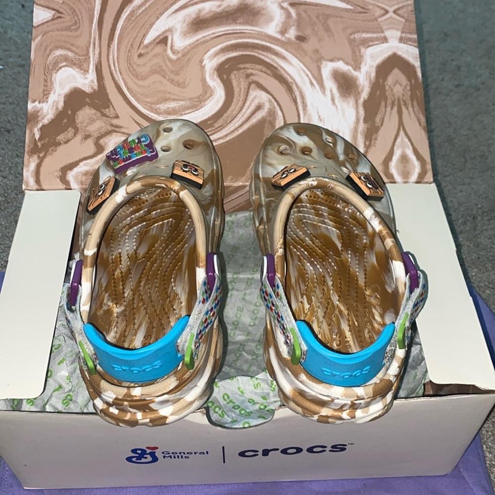 EUC Girls Cinnamon Toast Crunch Crocs size 13